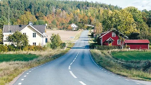 Här, i Stjärnevik, får de till höger om vägen åka till Horn och rösta och de till vänster till Rimforsa. Väg 134 bildar gräns mellan de nya valdistrikten.
