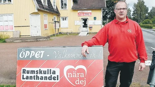 Torbjörn Modig har inrättat sitt liv efter lanthandeln i Rumskulla. "Det är långa arbetsdagar och inte något man blir rik på, precis, men jag älskar det här jobbet". För mindre än ett år sedan hade han bestämt sig för att lägga ner - men så kom hjälpen från en privatperson i bygden. Foto: Janne Strömsten