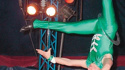 Richard Zavatta visade färdigheter i såväl akrobatik som fotjonglering när Cirkus Olympia gav föreställning.