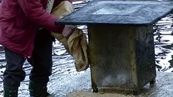 Billy Thapper från Silverdalen är en av årets miljö- och byggnadspristagare. Han har gjort till sin uppgift att mata änderna i Lillån.