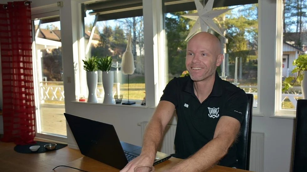 Stefan Bragsjö i Vimmerby IF:s herrkommitté bemöter nu de supportrar som oroas över alla tunga spelartapp. I vår intervju berättar han om den nysatsning och den nya strategi för herrarnas seniorlag som VIF nu artbetar utifrån. Han avslöjar också att två-tre spetsvärvningar inte är långt borta.