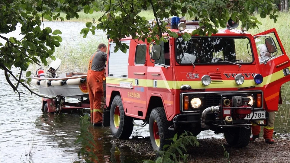 Räddningstjänsten utgick från badplatsen vid Söderö för att nå Hästön. Foto: Erica Månsson