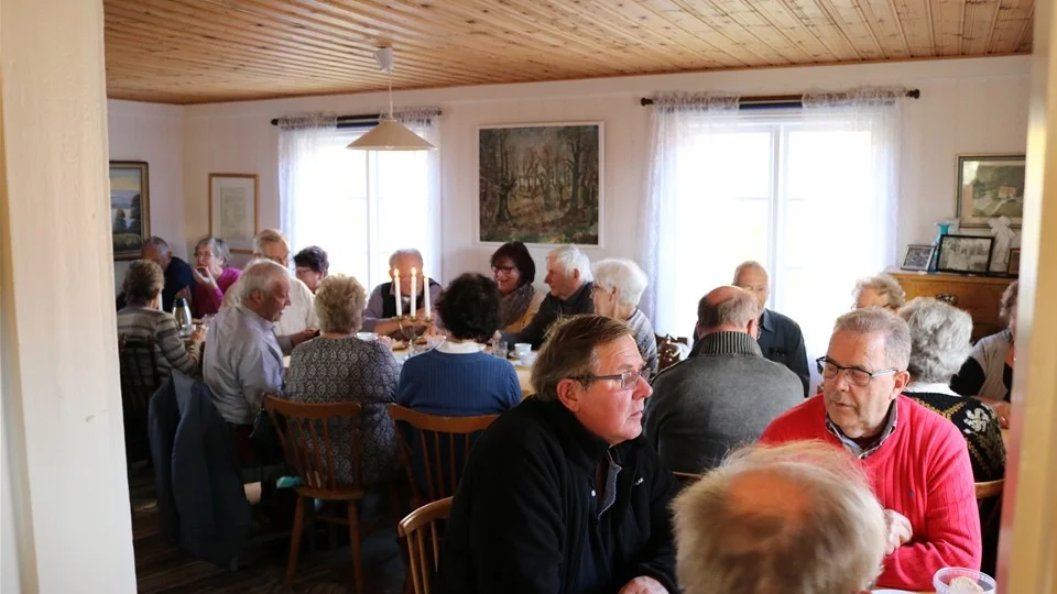 Inte en stol var ledig i Kulterna hembygdsgård. Foto: Erica Månsson