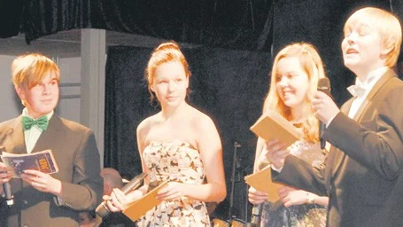 Andreas Karlssson, Isabella Harrysson, Alice Karlsson och Kevin Söderqvist ledde publiken genom teatern.