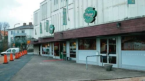 Flera matgäster kände sig kränkta av vaktens uppförande. En matgäst fick gå hem utan ytterplagg. Andra nekades att röka mellan rätterna.
