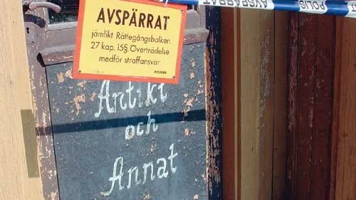 Antikaffären i Hultsfred är avspärrad efter den nattliga branden i lokalen.