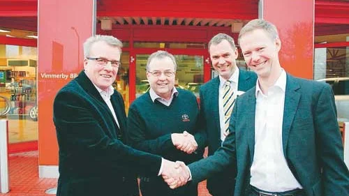 En glad kvartett som ser ljust på framtiden. Christer Svensson och Bertil Svensson har kommit överens med Holmgrens Stefan Erixson och Benny Holmgren att lämna över Vimmerby Bilaffär under årets andra kvartal.