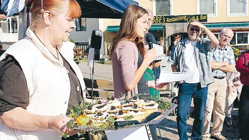 Närmast Ketty Hellqvist med sina goda bakelser, samt även Linnea Forsell som kom tvåa i tävlingen.