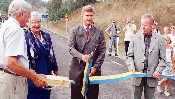 Landshövdingen Sven Lindgren klipper till, bevittnad av Mats Forsgren, Anita Bohman och Roger Kaliff.