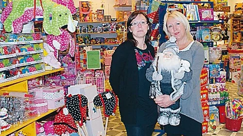 Fredrika Andersson och Caita Törn i sin affär, två systrars butik.