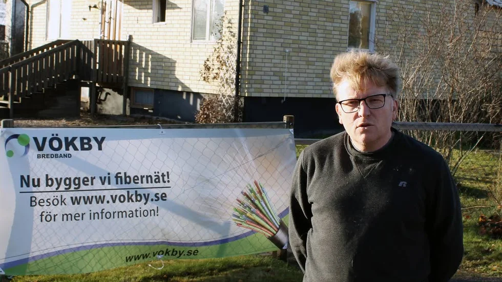 Dörrknackning. Sten Lindholm, Tjällmo byalag, har knackat dörr för att alla i tätorten ska få information om möjligheten att få bredband via fiber.
