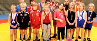 Glada medaljörer i brottnings-KM