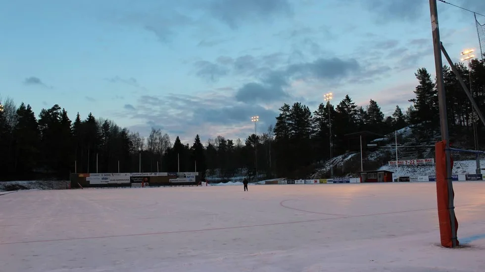 Isen på Tjustvallen är klar för både träning och match.