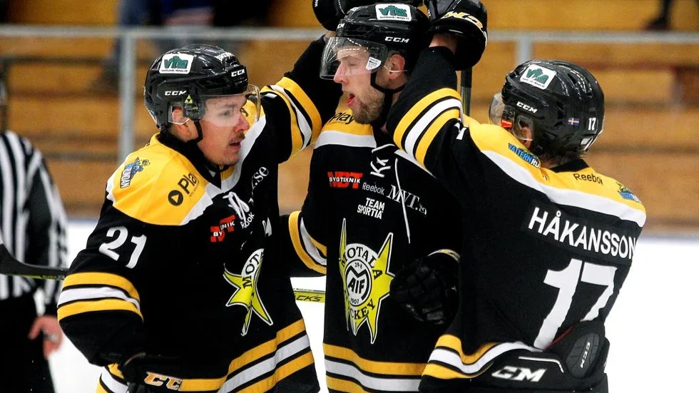 Segerskytt. Anton Malmberg klappas om av Oscar Thyni och Oliver Håkansson efter att han gjort sitt andra mål i matchen mot Olofström.
