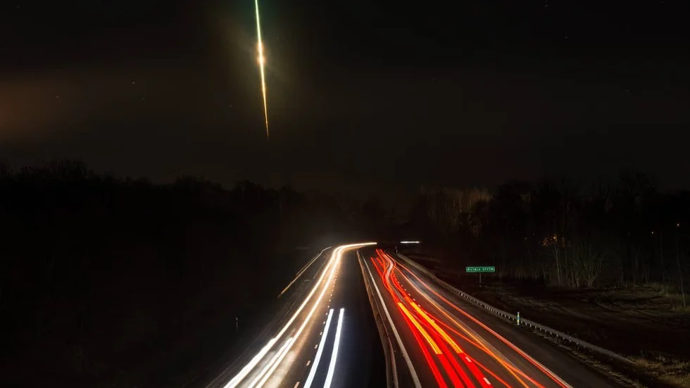 Norrköpingsfotografen Josefine Björklund lyckades fånga eldklotet på bild. Bilden är tagen över motorvägen vid Fiskeby klockan 20.59.