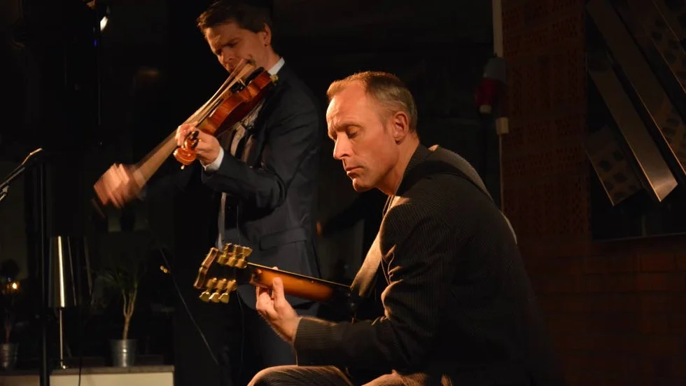 HYLLNING. Mads Tolling och Jacob Fischer spelade Svend Asmussen-anknuten musik på Sjöbris. Virtuost, elegant och lekande lätt.
Foto: Per Carlsson