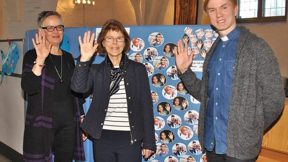 High five. Lisbeth Kihlberg, Anne Sophie Norlén och Patrik Hellberg gläds åt lyckad insamling.