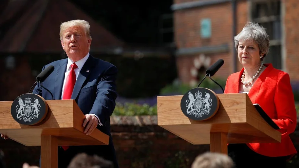 Donald Trump hotar hela det internationella frihandelssystemet och Storbritannien med premiärminister Theresa May förbereder sig på att lämna EU.