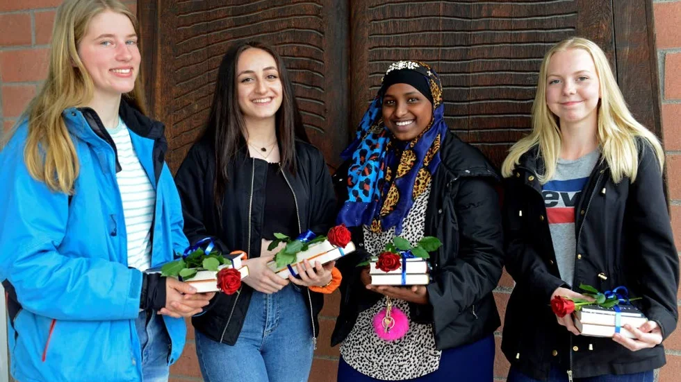Förstapristagaren Sofia Ejlertsson t v tillsammans med Gabriella Mirza, Fadumo Ali och Ebba Klein. Vid sidan av blommor och bokpaket belönas de med prispengar på nationaldagen.