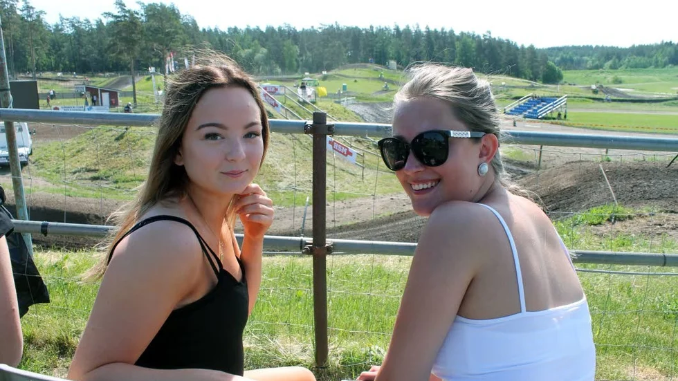 Nellie Oxelmark och Lova Schmidt är två av åskådarna under SM-helgen på Sviestad. Motocross är en del av deras liv.