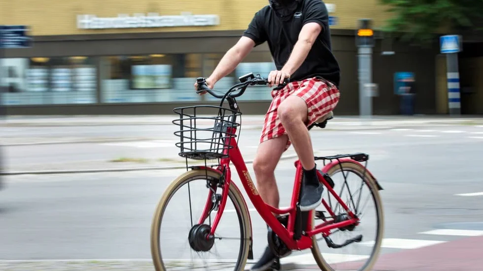 Låginkomsttagare har knappast råd med elcykel, trots statlig premie, menar skribenten.