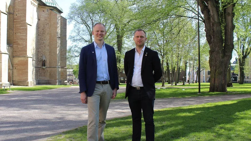 Erik Östman (M) och Stefan Eriksson (M) utlovar hållbarhetsarbete inom alla områden i kommunen om M får makt efter valet.