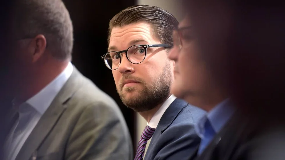 Jimmie Åkessons partikamrater i de östgötska kommunerna är inte så aktiva, skriver debattörerna från LO.
