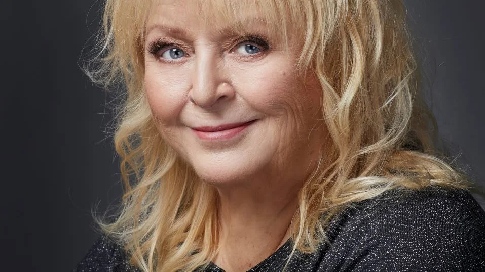Vad  publiken kräver? "Att jag joddlar en snutt och att jag sjunger Bra vibrationer. Något annat accepteras inte", säger Kikki Danielsson inför sin turné med stopp i både Linköping och Norrköping.