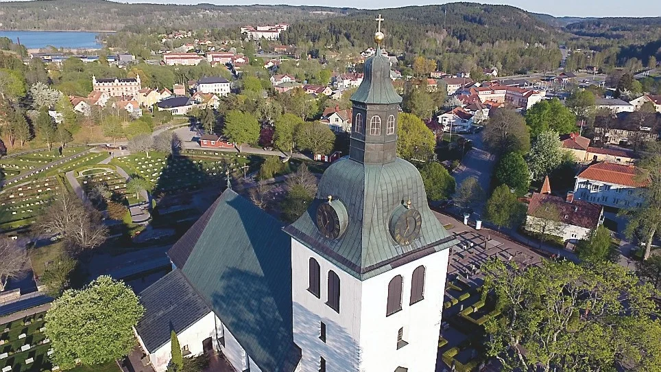 Ett exempel på en bild som Per Svensson Borrud tagit med sin drönare. Här ett svep över Kisa kyrka från en vinkel som är omöjlig att nå utan flygande kamera.