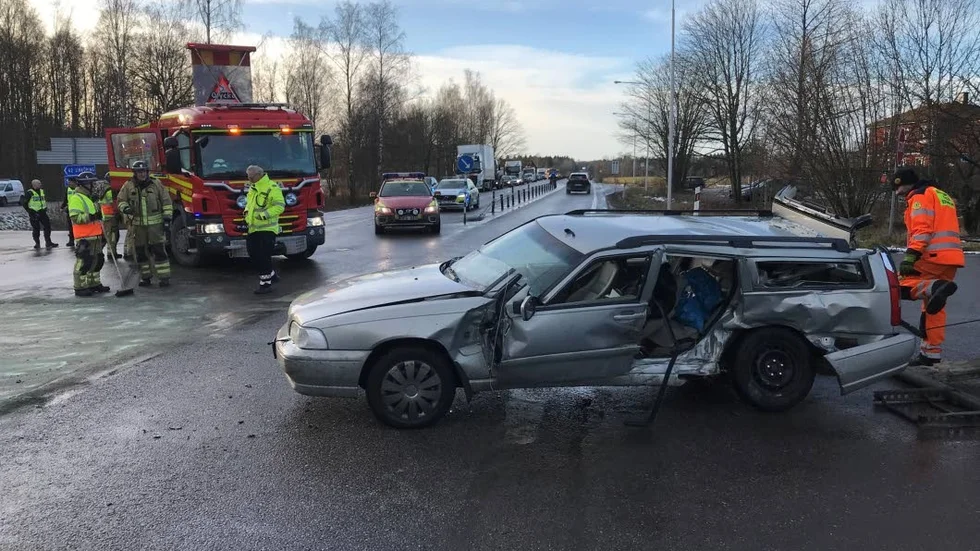 Ffyra personer fick föras till sjukhus efter senaset olyckan i Björkakorset.