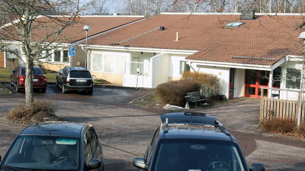 Snart kommer det att skyltas upp en handikapplats nära den röda entrédörren till restaurang Karolinen.