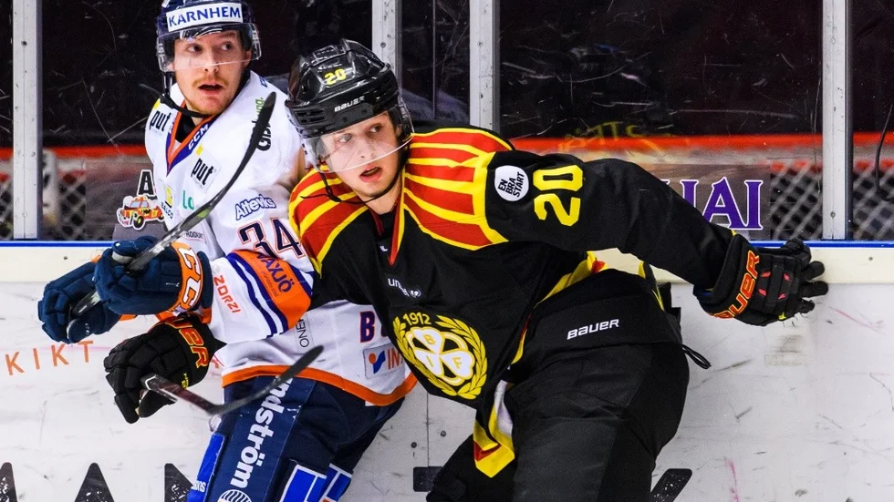 Brynäs Marcus Westfält i kamp med Växjös Niclas Burström.