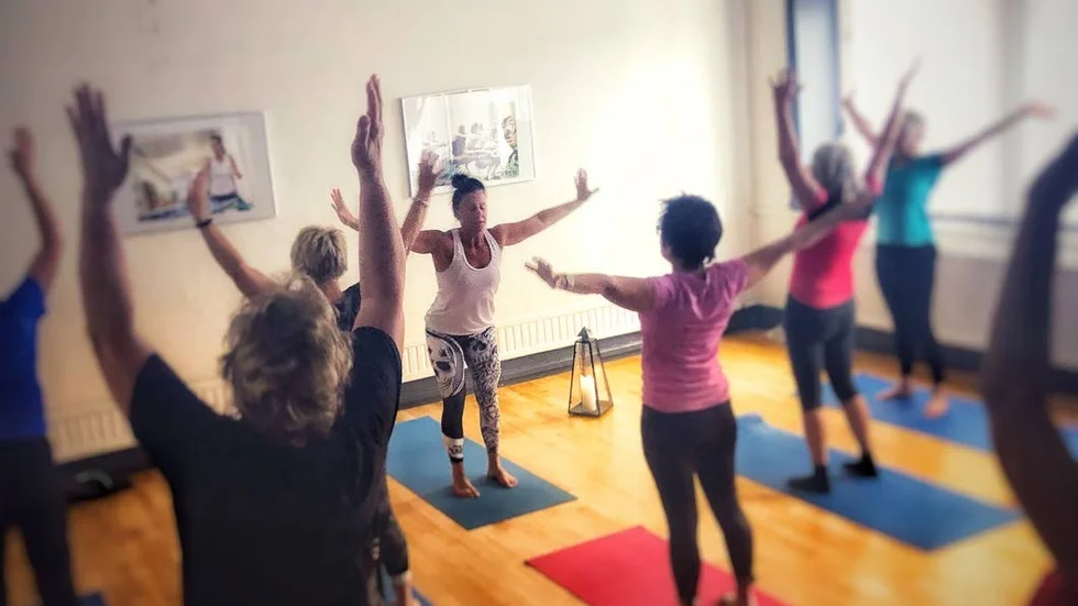 Yogapasset under seniordagen samlade många deltagare, under ledning av Jessica Ferm.