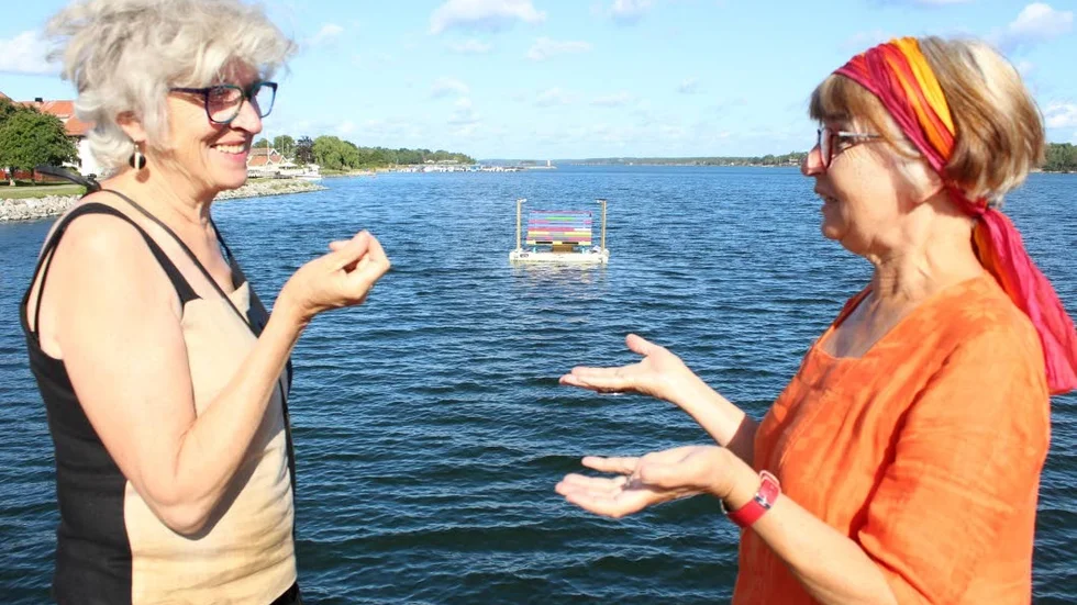 Ann-Catrine Stalebrant (t v) och Barbro Hultgren Fredriksson håller nästa års konstverk hemligt, än så länge.