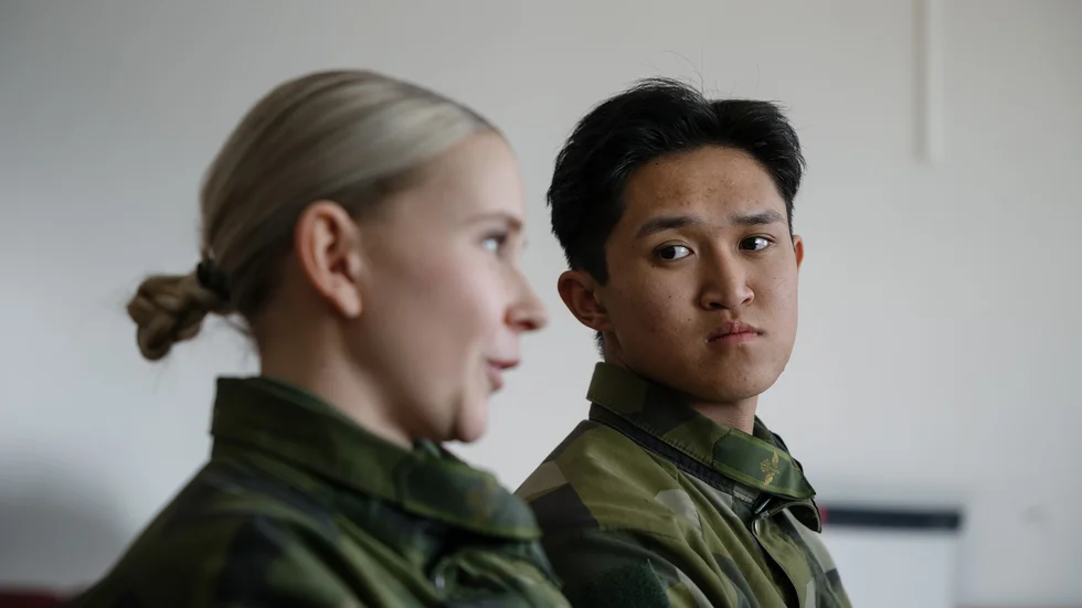 Vendela Ronsten och Nils Richardson är två av de 138 soldater som just nu gör värnplikten på F16 i Uppsala, och blev bägge häromveckan befordrade till gruppbefäl. Det ökade hotet mot Sverige märks i högsta grad bland de värnpliktiga, säger de.