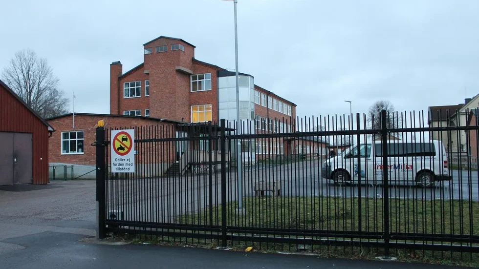 Förskolepersonalen har varslats om uppsägning. Det är ytterligare en konsekvens av att stiftelsen bakom Fria Intermilia-skolan begärt sig själva i konkurs.