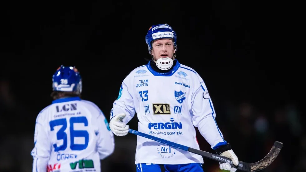 PAtrik Spångberg ansluter till sina drabbade söner i hjärntrappan.