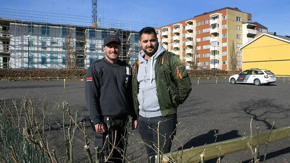 "Bondens parkering" blir namnet efter kvartersnamnet, berättar Sharbel Abdulahad. Här tillsammans med Danijel Divkovic från Securitas som ska svara för övervakningen.