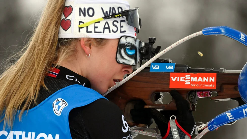 Ingrid Landmark Tandrevold sköt Norge till seger i världscupstafetten i Kontiolax. Samtidigt protesterade hon mot kriget i Ukraina.