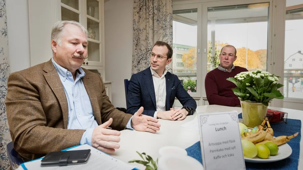 Lantbrukarna i Linköping och Östergötland producerar mat i världsklass, menar Fredrik Lundén och Christian Gustavsson (M). LRF:s Per Wendler är glad över att politikerna lyssnar.