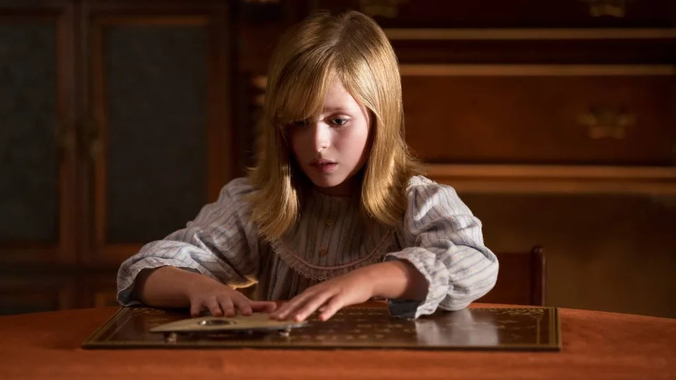 I "Ouija: Origin of evil" visar sig den lilla flickan Doris (Lulu Wilson) vara mottaglig för röster från andarnas värld.