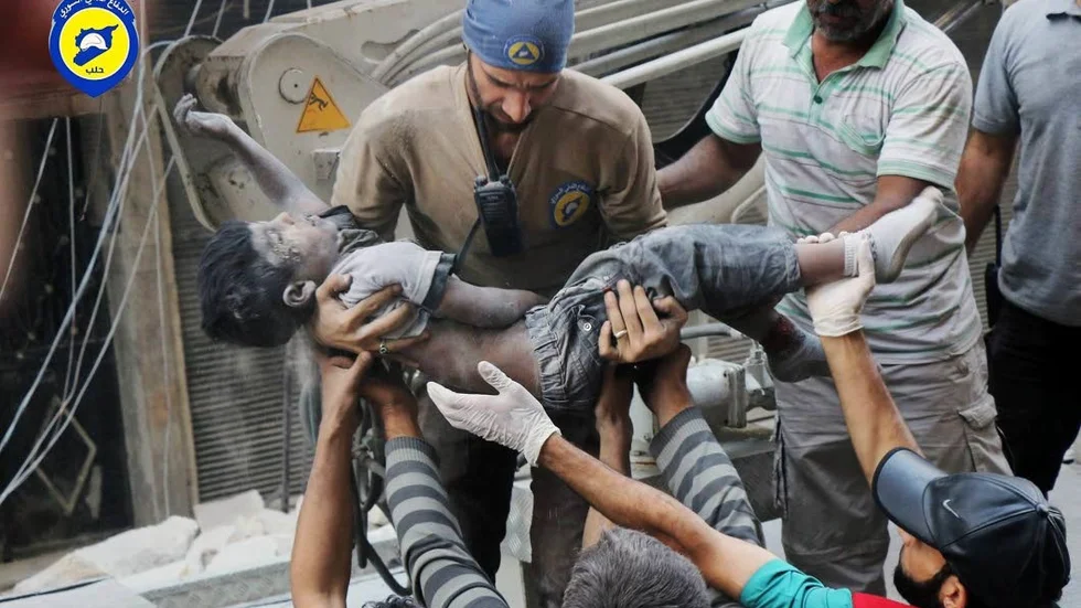 Krigsbild. I drygt fem år har vi sett bilder som dessa från kriget i Syrien. Den här gången på en pojke som i tisdags bars ut ur ett sönderbombat hus i kvarteret al-Shaar i Aleppo.
