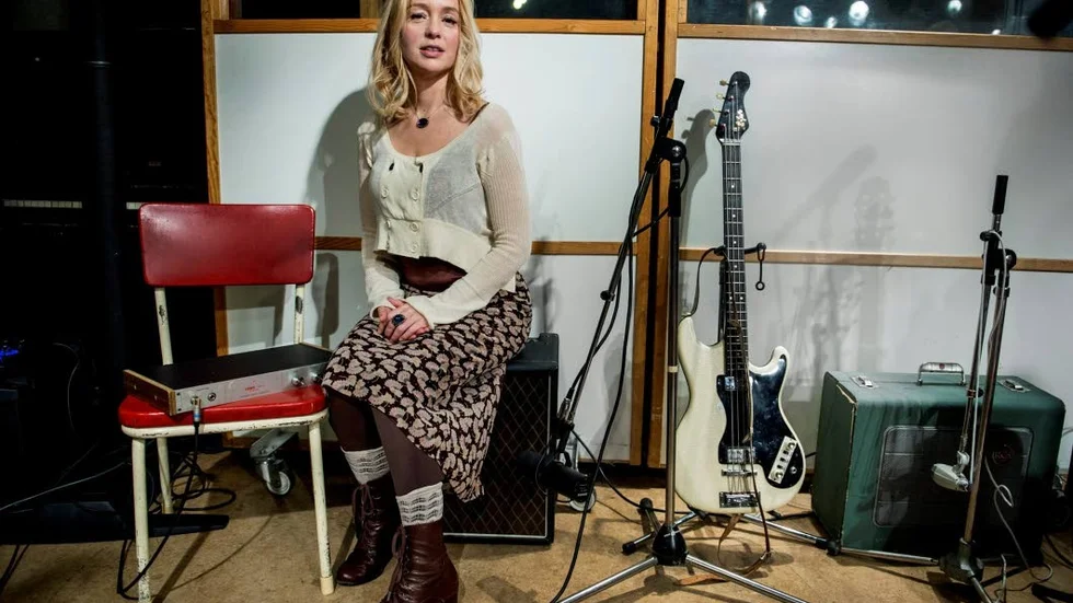Ny kontakt med hemlandet. Lisa Ekdahl har spelat mycket utomlands och gjort flera skivor på engelska, men när hon ger sig ut på turné i vår är det modersmålet som gäller. Förutom äldre låtar och sångerna från den nya skivan så blir det också tolkningarna från "Så mycket bättre".