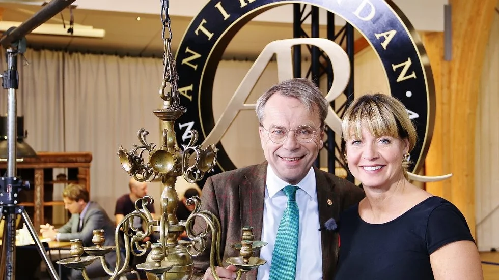 Knut Knutsson, antikexpert, och Pernilla Månsson Colt, producent för tv-programmet Antikrundan, var på Gränsö slott igår för att se om Västervik hade några antika föremål att bjuda på. Foto: Liselotte S Johansson