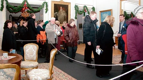 Slottsintresserade. Arrangörerna hade räknat med 5 000 besökare till Linköpings slott - det kom över 9 000.