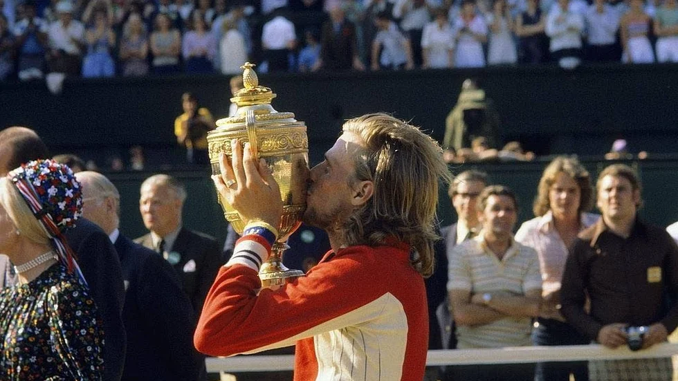 Vinnare. Borg firar ännu en Grand Slam-seger i Wimbledon 1977.