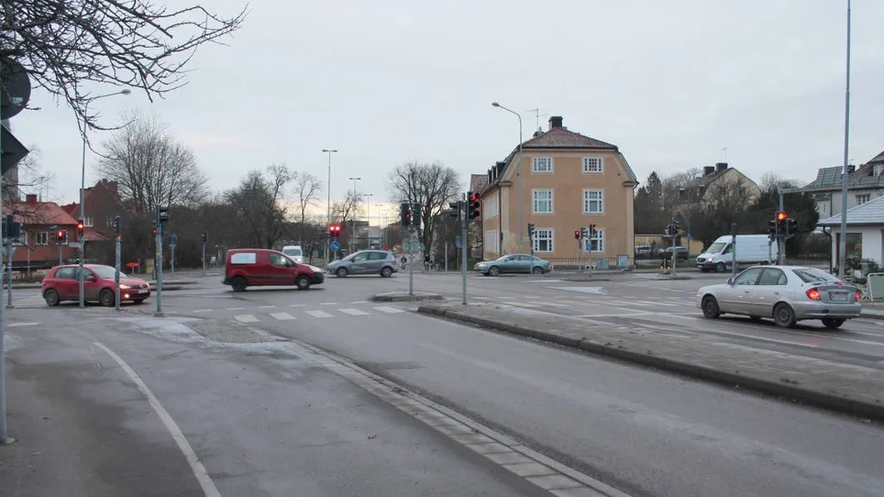 Hårt trafikerad korsning. Här möts Östgötagatan, Storgatan, Kaserngatan och Malmslättsvägen.