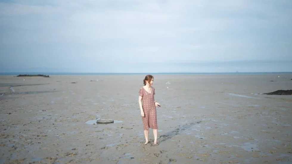 Filosofiläraren Nathalie (Isabelle Huppert) förlorar flera fundament i sitt liv och finner sig plötsligt utkastad i det okända.