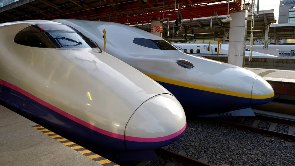 Vi tror att det bästa för Sverige är att satsa på nya stambanor för höghastighetståg, skriver Kristina Edlund med flera. (Bild på japanska Shinkansen.)