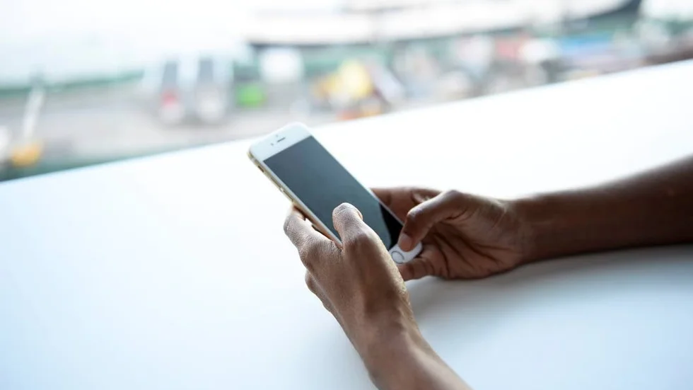 Jo-anmälda. En kvinna som sökte hjälp hos socialtjänsten i Linköping för sin dotter råkade av misstag avlyssna ett telefonsamtal handläggare emellan. En av dem, som aldrig träffat kvinnan, ansåg att hon var olämplig som mor.